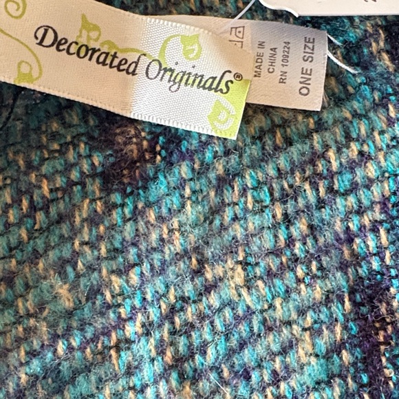 Elegant Black and Teal Paisley Shawl - Picture 6 of 6